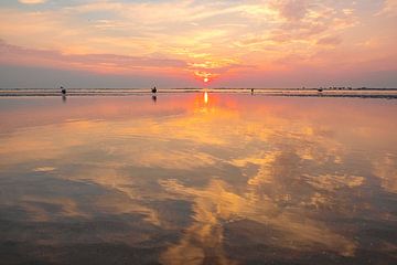 Sommerlicher Sonnenuntergang am Nordseestrand bei Bloemendaal von Sjoerd van der Wal