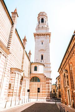 Historische Kirche mit Kirchturm in Verona von Merel Naafs