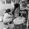 Familie verkauft Lebensmittel auf der Straße von Bart van Lier