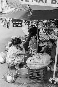 Familie die etenswaar verkoopt op straat van Bart van Lier