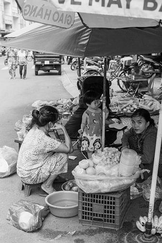 Familie die etenswaar verkoopt op straat