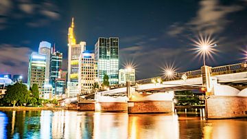 Skyline of Frankfurt at night van Günter Albers