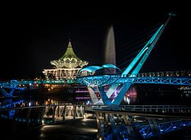 Nachtaufnahme der Darul Hana Brücke über den Sarawak Fluss in Kuching (Borneo)