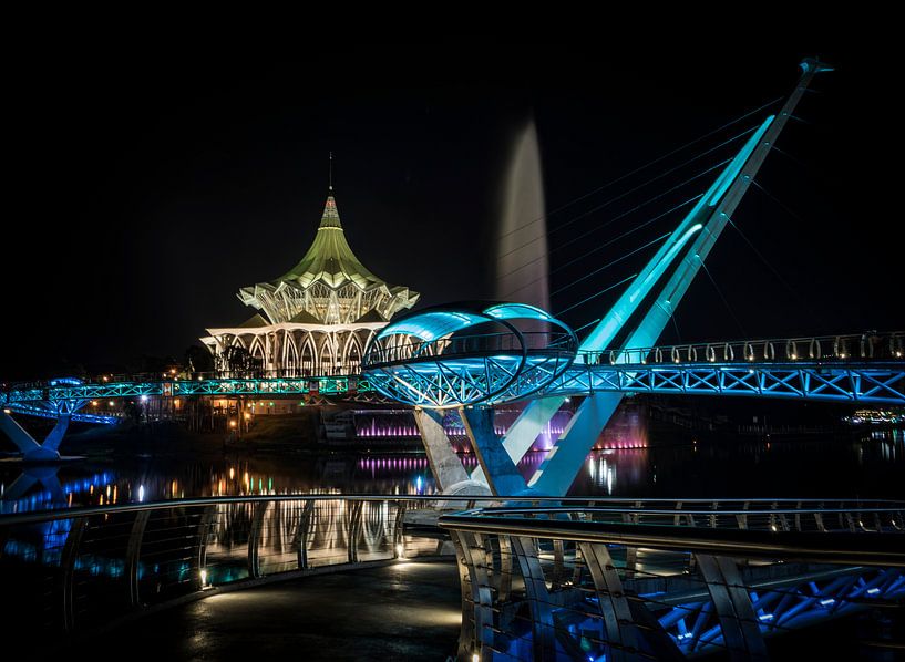 Nachtfoto van Darul Hana Brug over de Sarawak rivier te Kuching (Borneo) van Wolfgang Stollenwerk