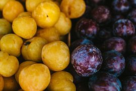Gele en paarse brikozen op de markt in Utrecht | Nederland | kleurrijke fotografie print van Lisanne Koopmans