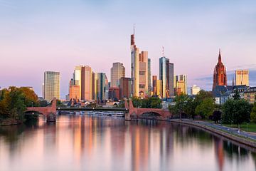Blick auf Frankfurt am Main bei Sonnenaufgang, Deutschland