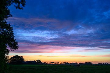 Sonnenuntergang über einem ländlichen Gebiet an einem Frühlingsabend von Sjoerd van der Wal Fotografie