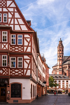 Fachwerkhaus und Dom in Altstadt Gasse von Mainz