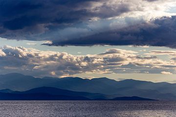 Wolken & zonlicht in Griekenland van Miranda van Hulst