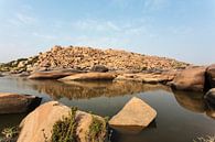 Große Felsen am Chakratirthain-See in Hampi, Karnataka, Indien von WorldWidePhotoWeb Miniaturansicht