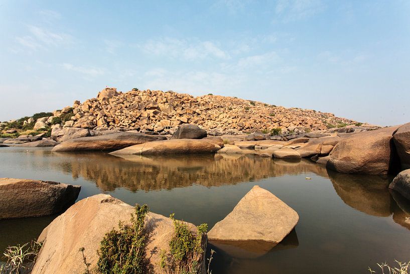 Große Felsen am Chakratirthain-See in Hampi, Karnataka, Indien von WorldWidePhotoWeb
