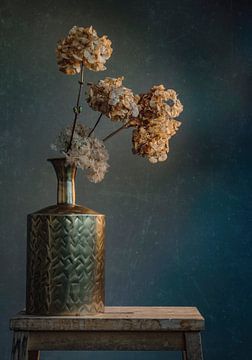 Stilleben mit goldener Vase von Joey Hohage