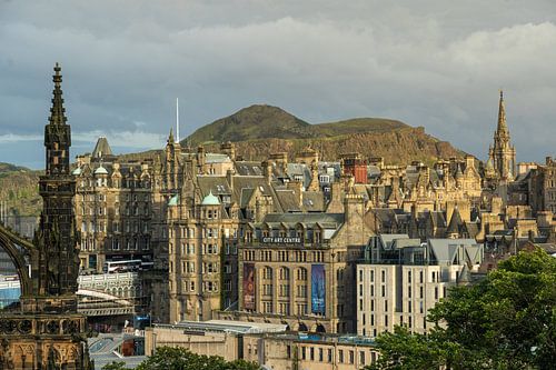 a view of the old town of Edinburgh with a glimp of Arthurs Seat