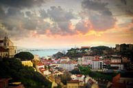 Zicht op Lissabon bij zonsondergang | gefotografeerd van bovenaf |  Portugal, Europa van Willie Kers thumbnail