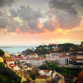 Zicht op Lissabon bij zonsondergang | gefotografeerd van bovenaf |  Portugal, Europa van Willie Kers