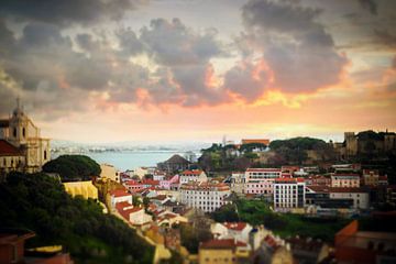 Zicht op Lissabon bij zonsondergang | gefotografeerd van bovenaf |  Portugal, Europa van Willie Kers