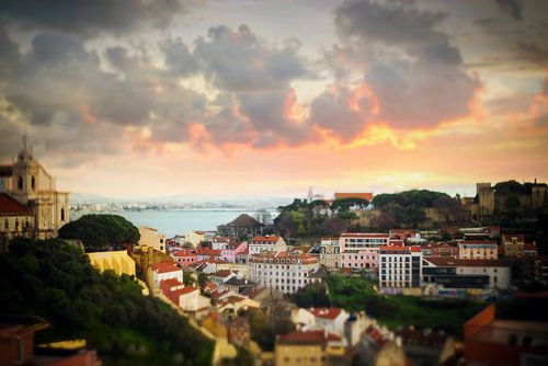 Zicht op Lissabon bij zonsondergang | gefotografeerd van bovenaf |  Portugal, Europa