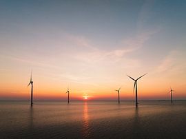 Windturbinen in einem Offshore-Windpark bei Sonnenuntergang von Sjoerd van der Wal Fotografie