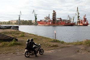 des motards dans le port de Gdansk