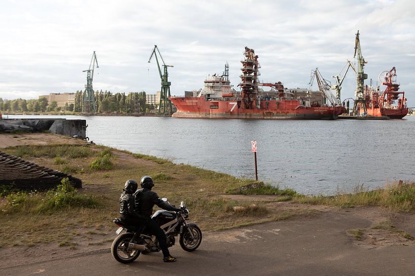 des motards dans le port de Gdansk par Eric van Nieuwland