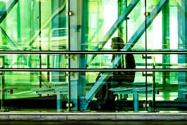 Warten auf den Zug in Roeselare von Studio Kunsthart