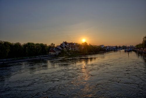 Uitzicht vanaf de stenen brug naar de zonsopgang