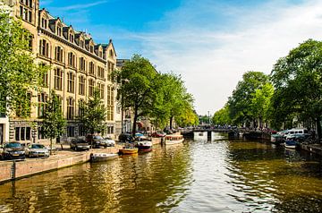 Hausfassaden und Strasse Boote an einem Kanal Gracht in Amsterdam Niederlande von Dieter Walther