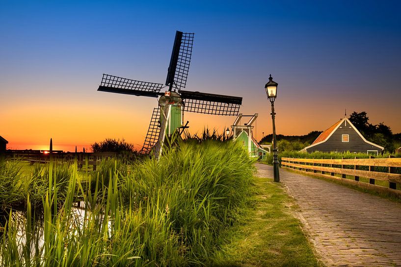 Sonnenaufgang Zaanse Schans mit Windmühle von Jan van Dasler