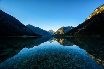 Spiegelung des Thaneller im Plansee von Leo Schindzielorz