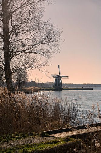 Le moulin à vent De Hellper sur le lac Paterswoldse, près de Groningue