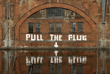 Pull the Plug - Street Art Berlin sur la Spree sur Alexander Baumann