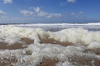 la mer bleue avec des vagues et beaucoup d'écume au premier plan aux Pays-Bas par Angelique Nijssen Aperçu