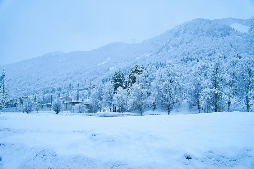 Norwegian high mountains, snow-covered mountains and landscape by Martin Köbsch