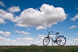 Fahrrad auf einem Deich