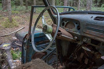 Stuur in auto op kerkhof in bos in Ryd, Zweden