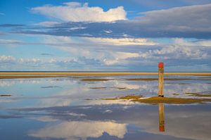 Strandpfahl auf der Insel Texel am Nordseestrand von Sjoerd van der Wal Fotografie