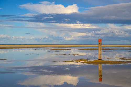 Strandpaal op Texel bij het Noordzeestrand