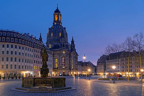 De Frauenkirche op de Neumarkt in Dresden tijdens het blauwe uur