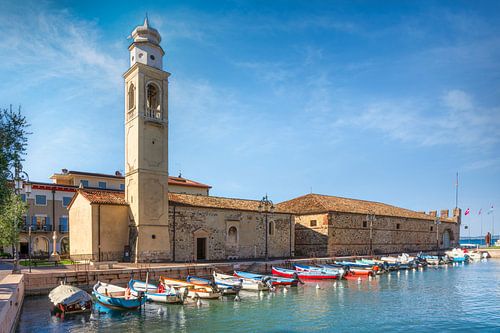 Lazise haven, klokkentoren en boten aan het Gardameer