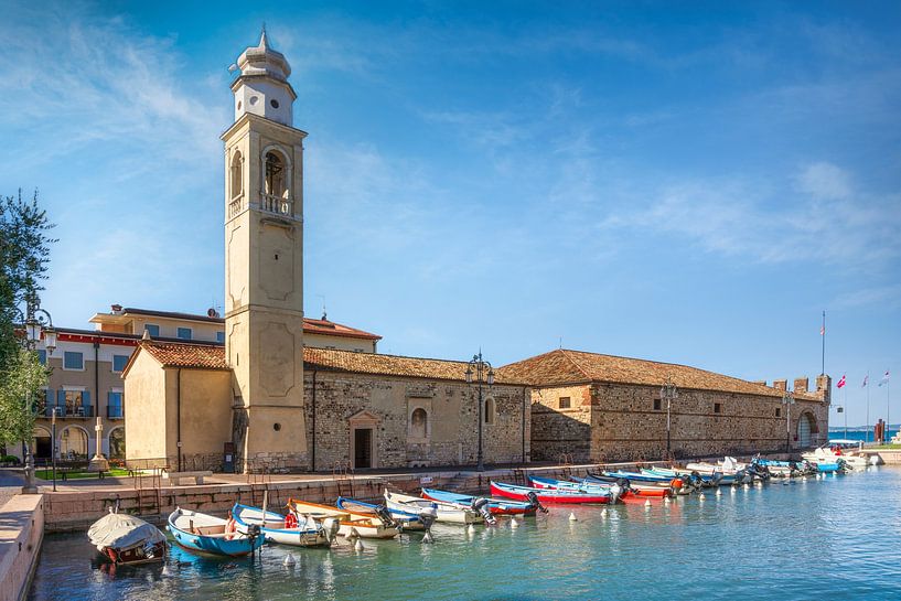 Hafen von Lazise, Glockenturm und Boote am Gardasee von Stefano Orazzini