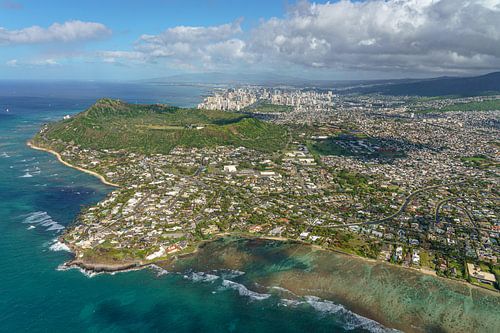 Diamond Head met in de achtergrond Honolulu. van Jaap van den Berg