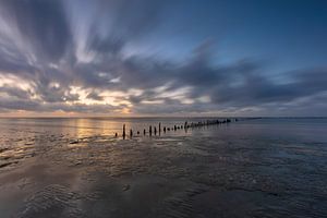Stilte en beweging boven het Uithuizerwad in Groningen tijdens zonsondergang