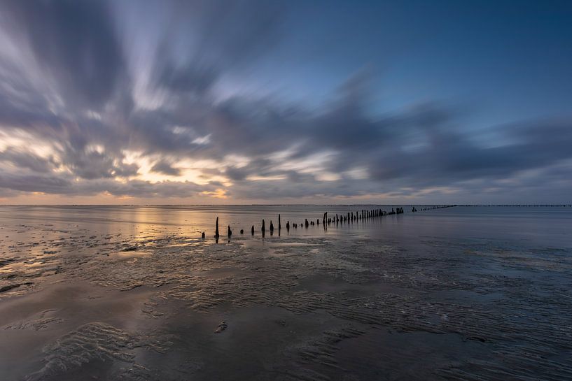 Stille und Bewegung über dem Uithuizerwad in Groningen bei Sonnenuntergang von KB Design & Photography (Karen Brouwer)