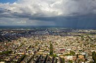 Een regenbui hangt boven de grachtengordel van Amsterdam van Marco van Middelkoop thumbnail