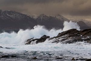 pounding waves by Karin Broekhuijsen