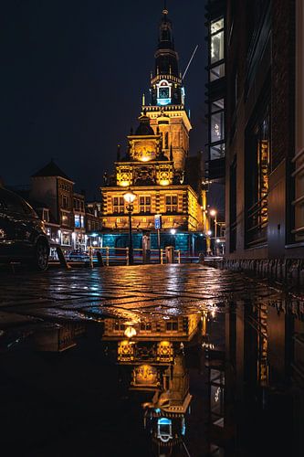 Grande église à Alkmaar pendant la soirée