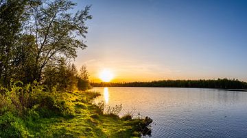 Beautiful sunset on a natural lake van Günter Albers