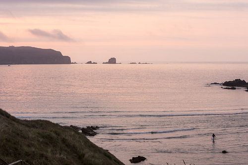 Avond gloed boven de Atlantische horizon
