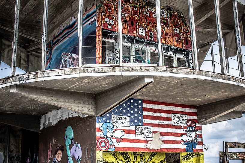 graffiti on the spy building on the Teufelsberg in Berlin by Eric van Nieuwland