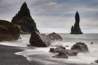 Plage noire avec aiguilles de roche par Edwin van Wijk Aperçu